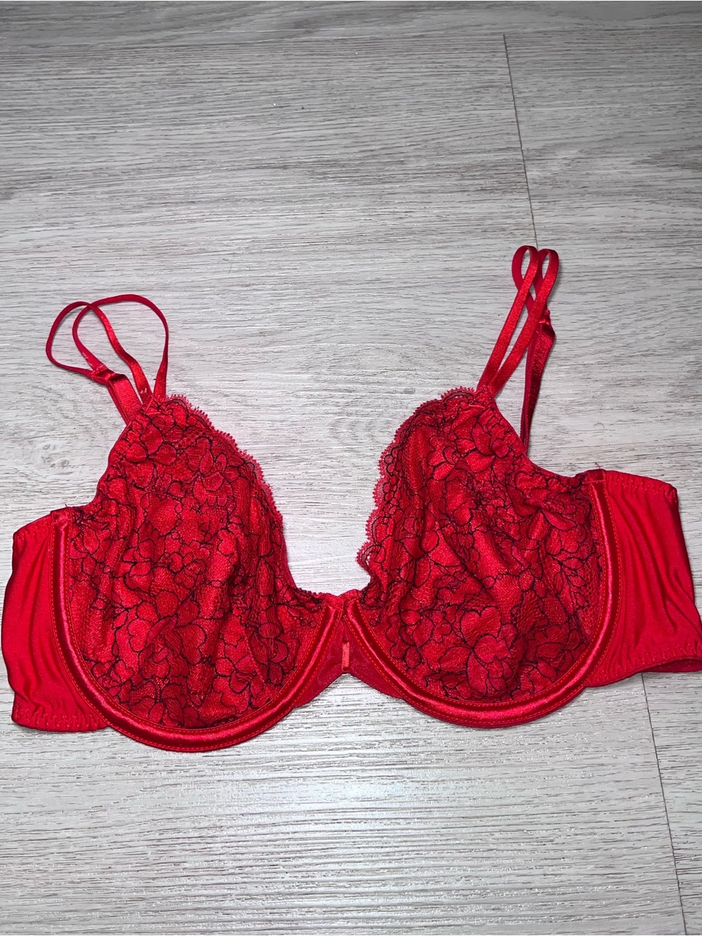 vassarette Red Lace Underwire Bra with Floral Embroidery 34C